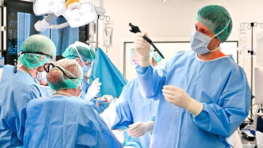 Un spital din Madrid implantează o proteză osoasă din metamaterial de titan imprimată 3D