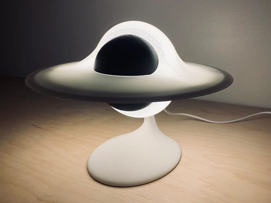 Designul săptămânii: Lampa Gaură Neagră
