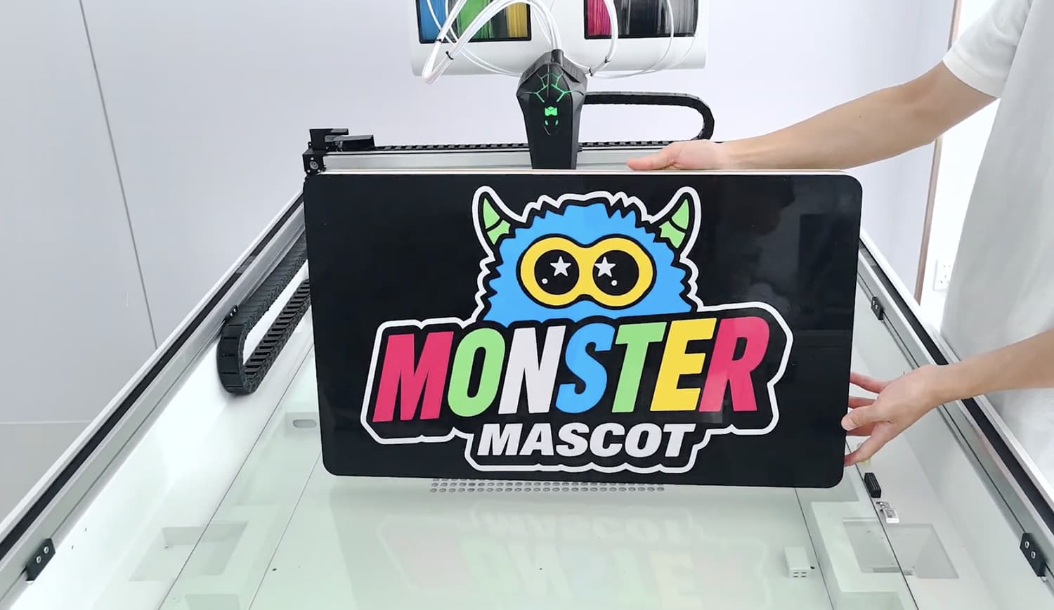 Mingda AD-F6 Pro: imprimantă 3D de format mare pentru litere luminoase, în șase culori