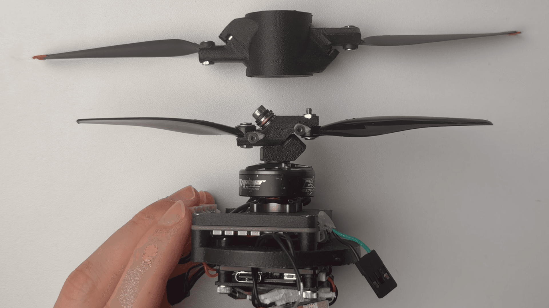 Un inginer construiește în dormitor o dronă minusculă, printată 3D, cu un singur motor