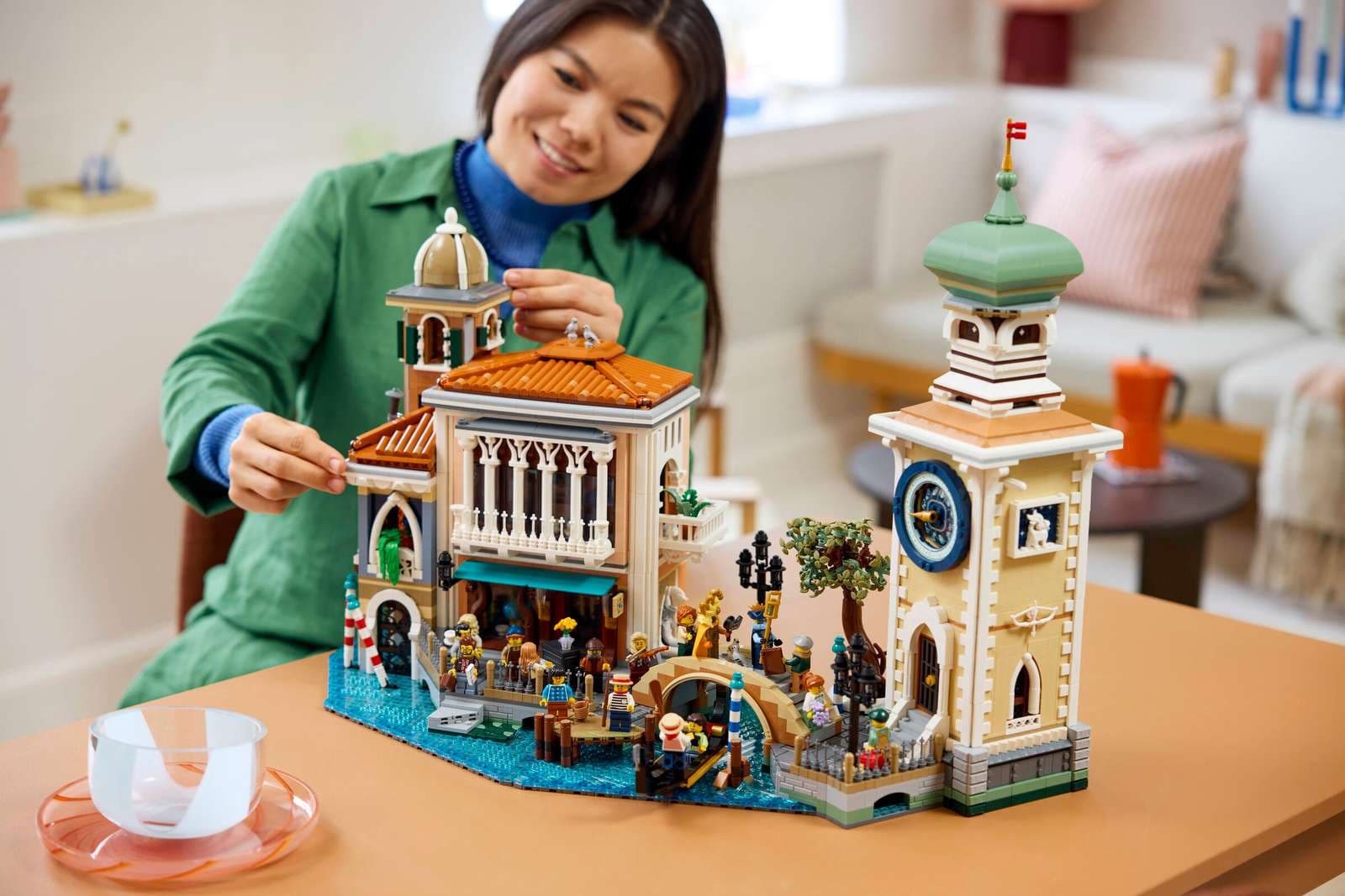 Setul LEGO venețian de 5.682 de piese include un pian imprimat 3D care cântă
