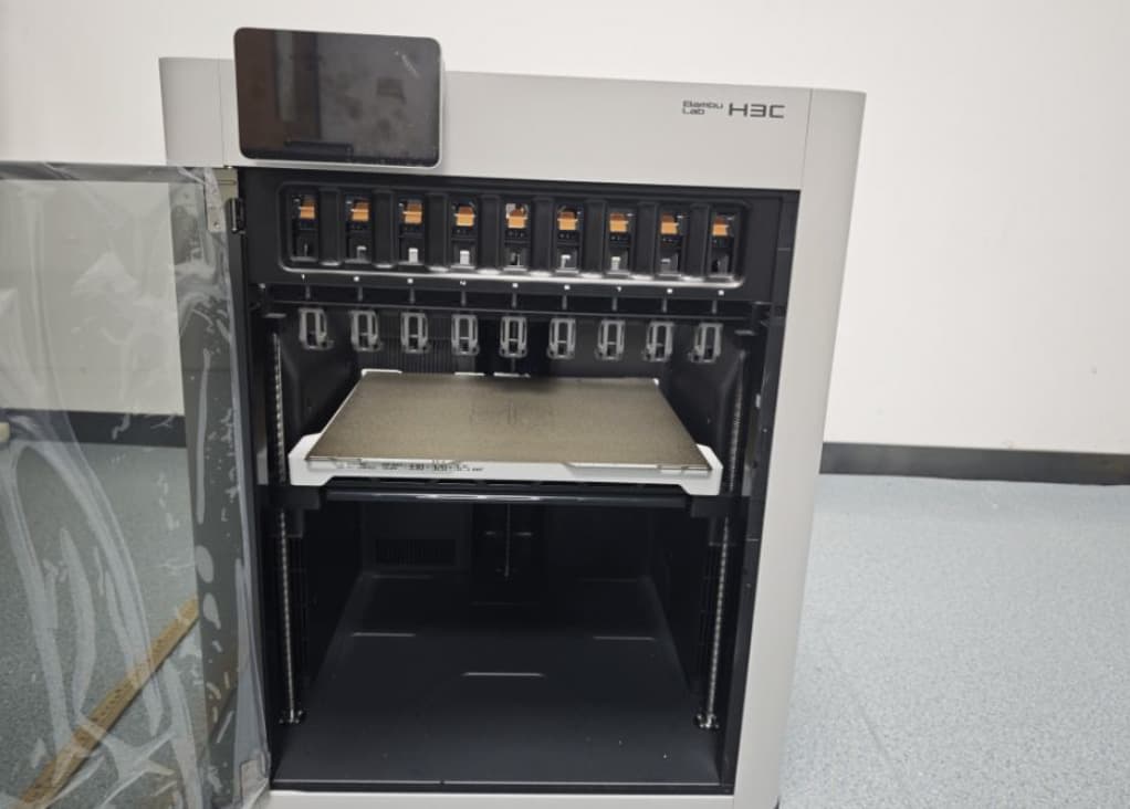 Bambu Lab H3C: fotografiile FCC arată un schimbător de scule cu nouă suporturi